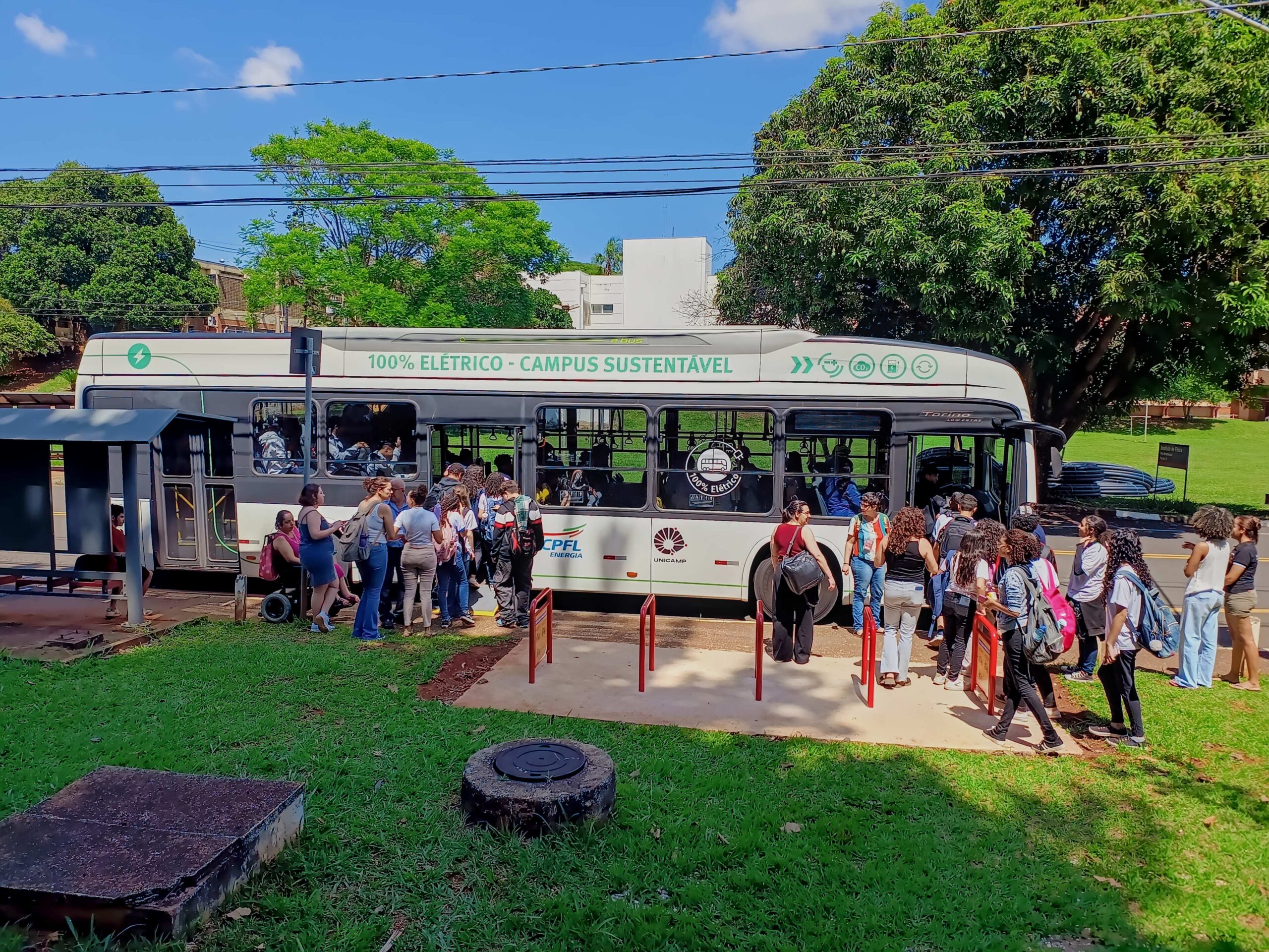 Passeio das turmas dos 8º anos da EMEFM Maestro Marcelino Pietrobom no ônibus elétrico da Universidade Estadual de Campinas até a Casa do Lago, realizado em 31/10/2024.