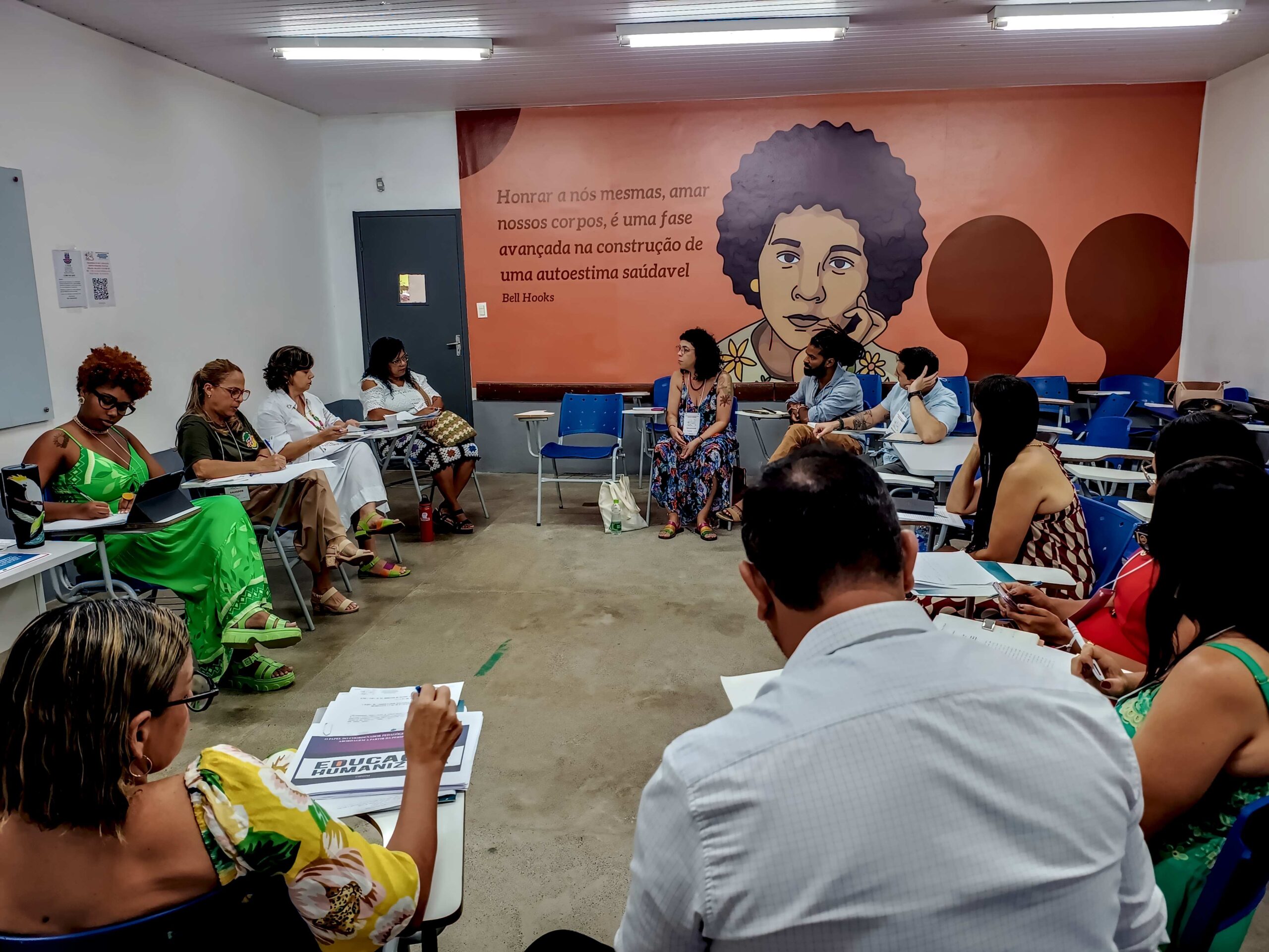 apresentação nos círculos de cultura do Eixo 2, Sala 2, do II Pré-Colóquio, no DEDC I da UNEB, da/os educadores-pesquisadores Suzana, Akin e Robson.